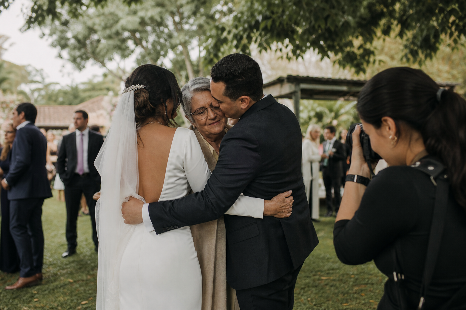 Fotógrafa captura discretamente el abrazo de una pareja con una familiar mayor