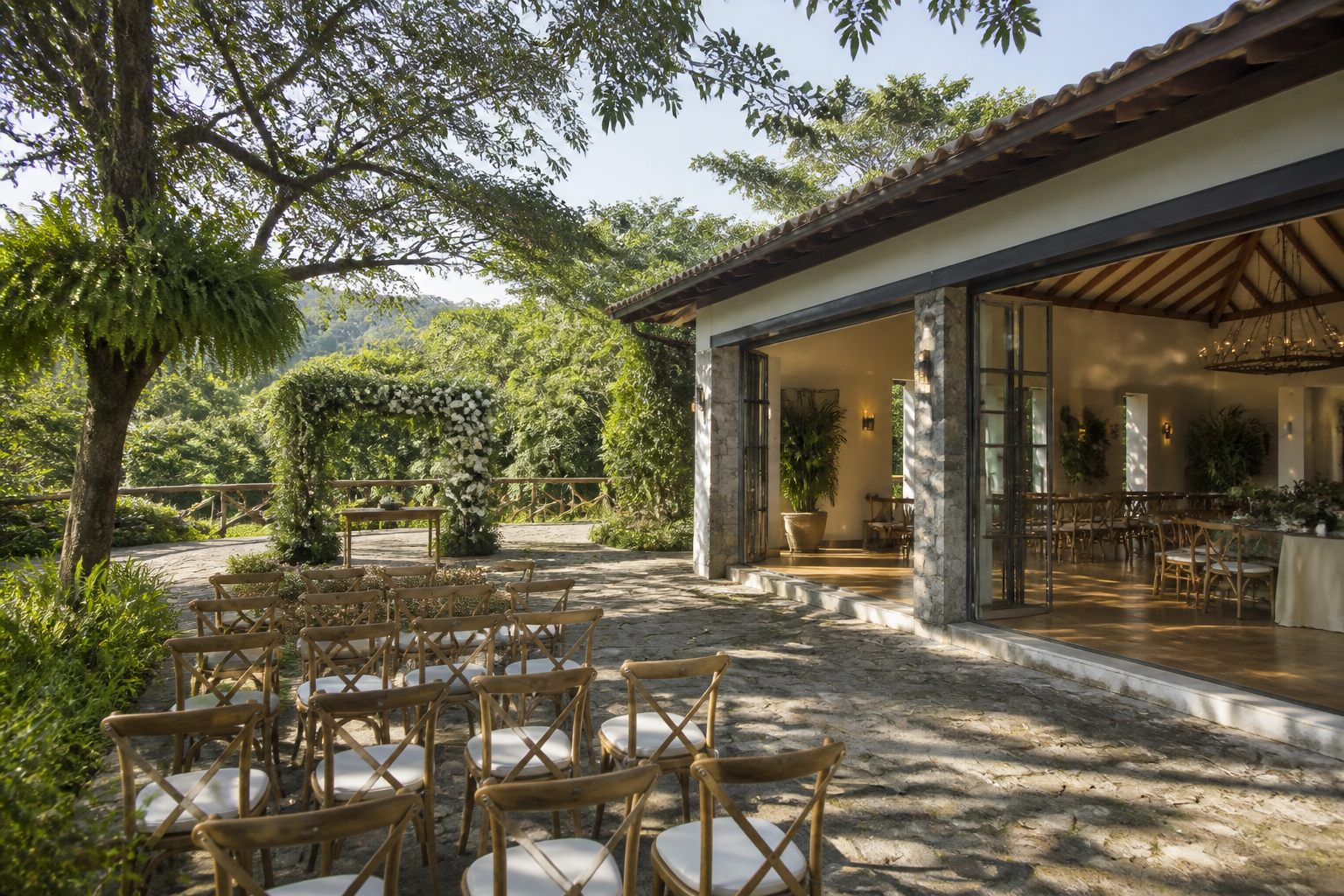 Ceremonia de boda en un jardín con una alternativa cubierta preparada