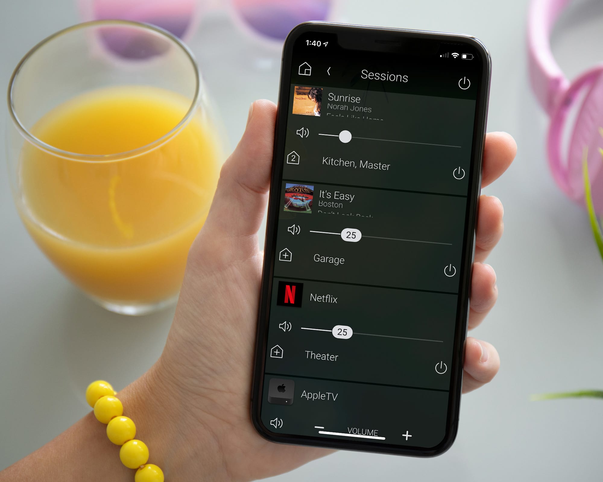 Teléfono con interfaz de música para controlar audio en diferentes zonas del hogar.