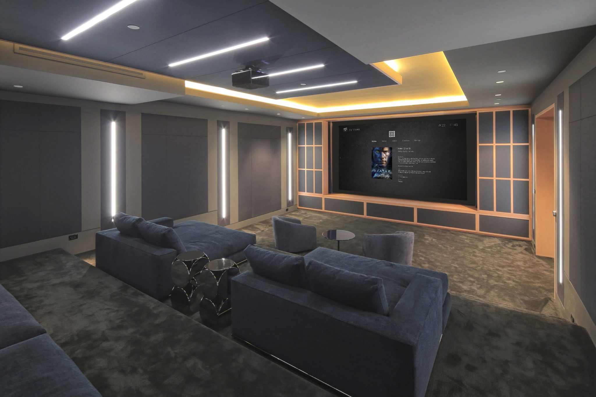 Sala de cine en casa con pantalla, asientos y tratamiento interior dedicado.