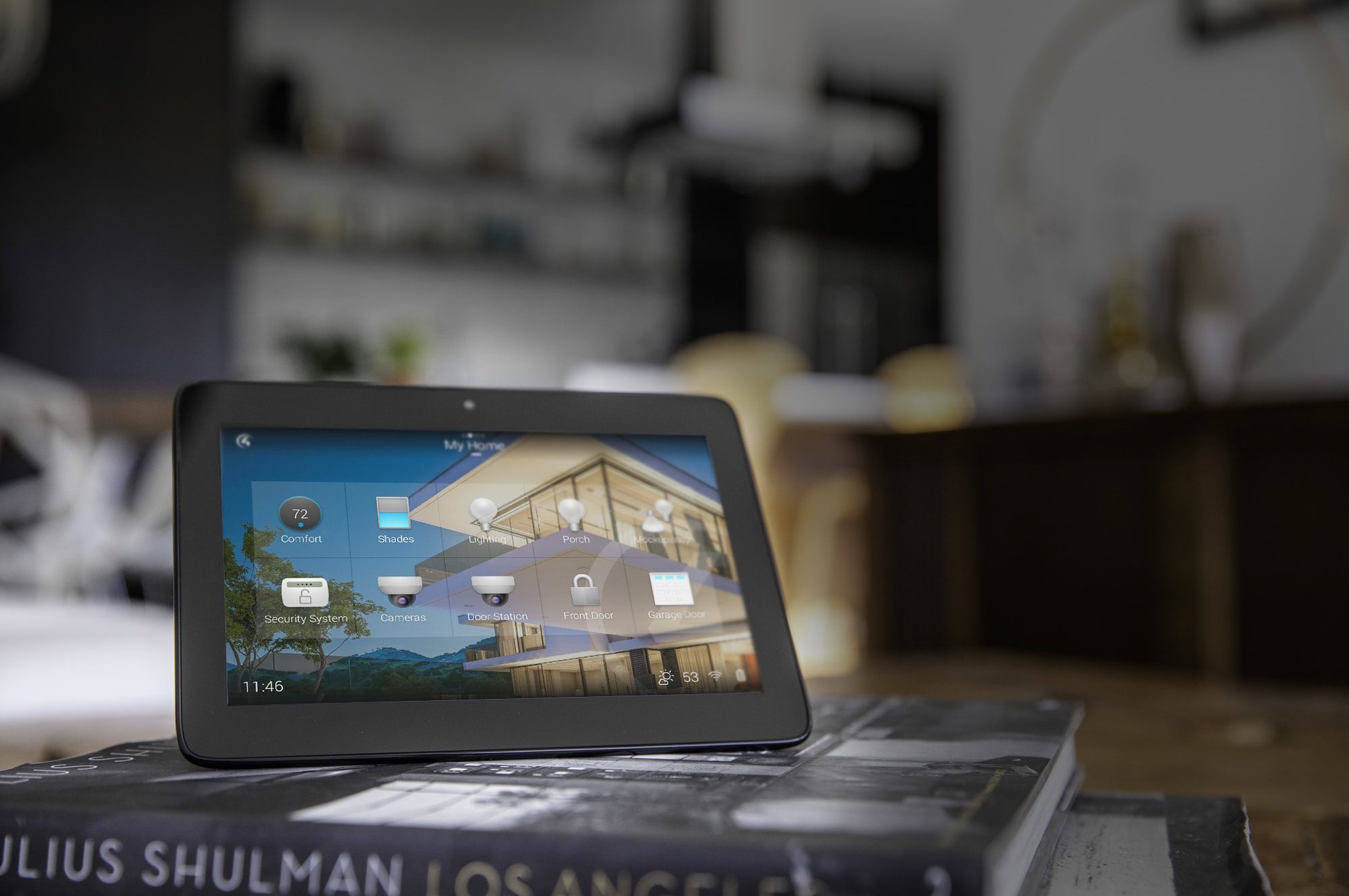Tableta con interfaz de control de una casa inteligente en un ambiente residencial.