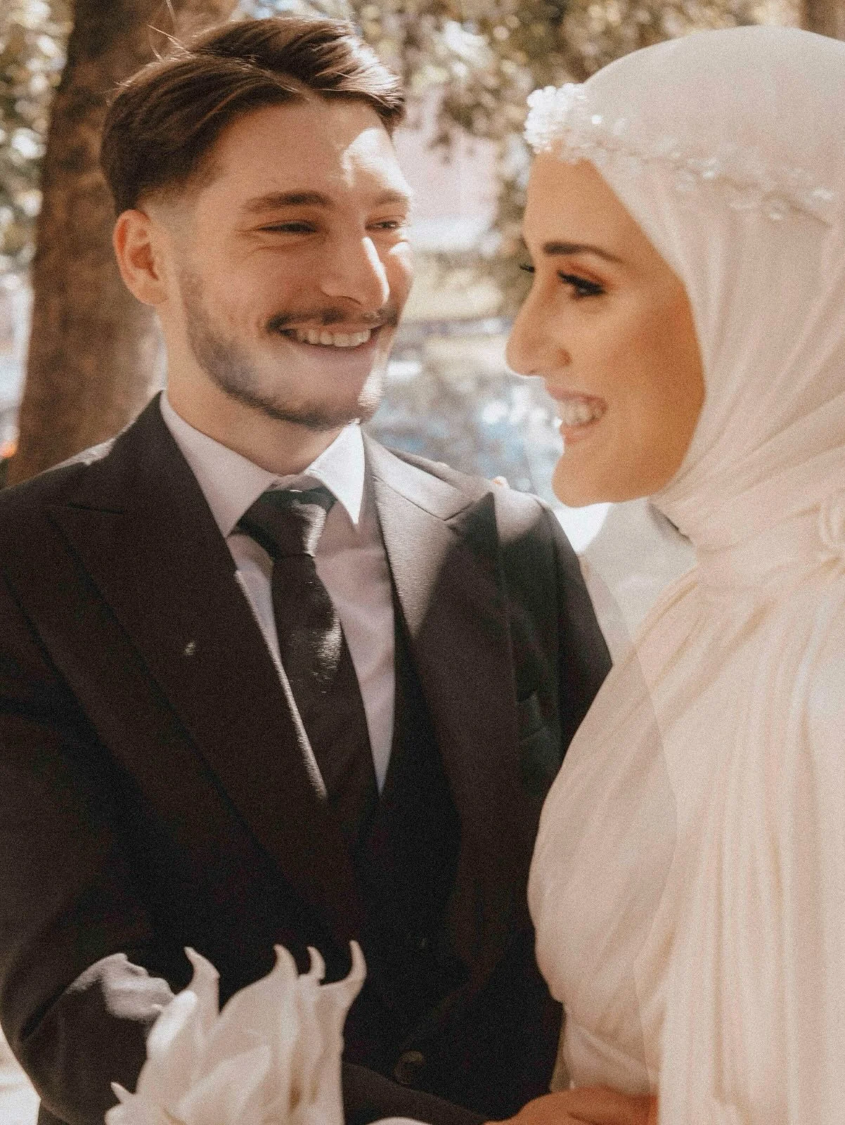 Pareja de recién casados en una boda moderna con decoración elegante y detalles contemporáneos.
