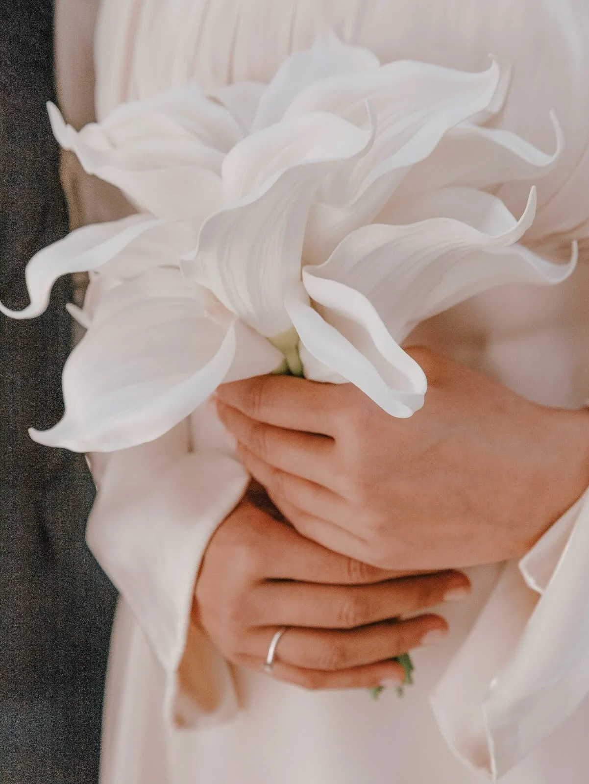 Montaje de boda moderna con flores naturales, mobiliario minimalista y una ambientación sofisticada.
