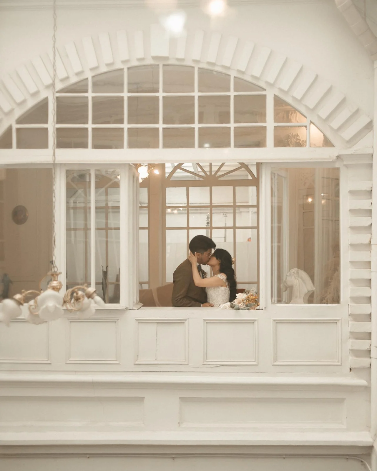 Inspiración para boda elegante con decoración floral, velas y detalles en tonos blancos.
