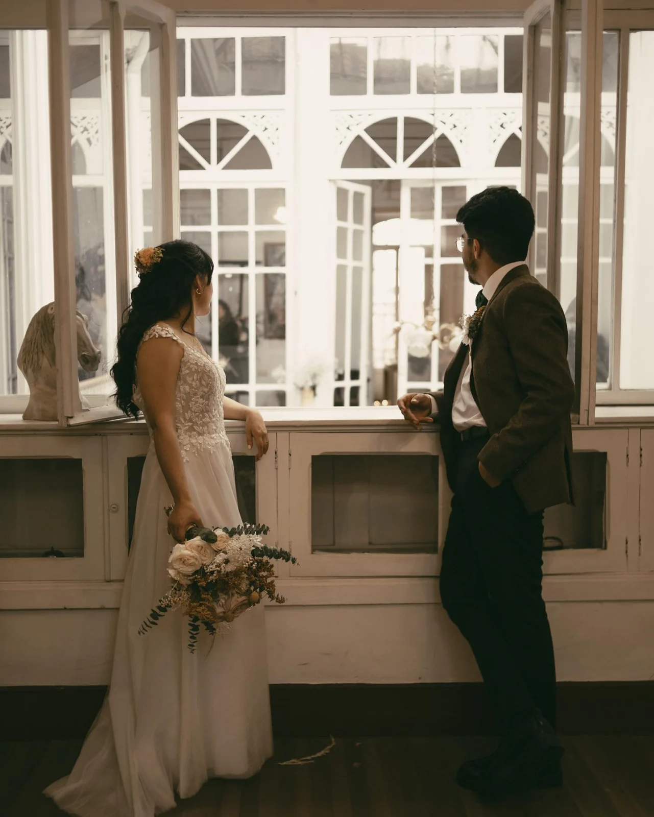 Ambientación de boda moderna y sofisticada con arreglos florales y detalles personalizados.
